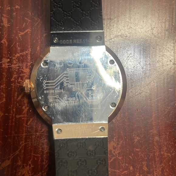 Gucci watch official with serial number new only worn once - Picture 2 of 2